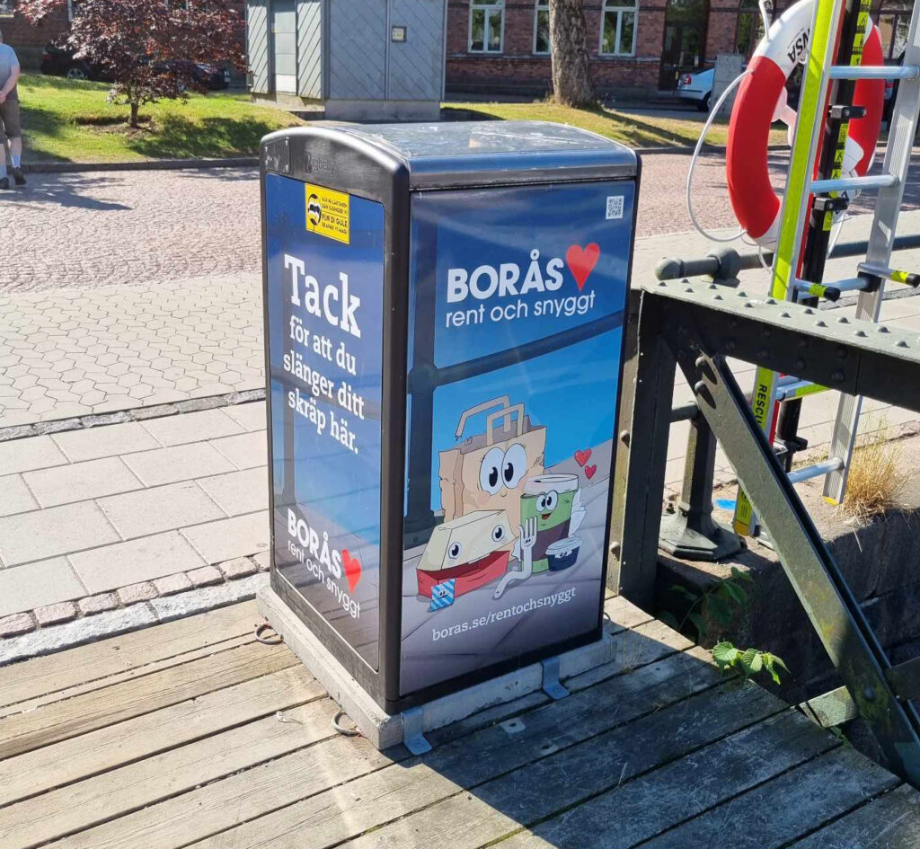 En av Borås Stads Big Belly-soptunne med skräpkampanjen jag illustrerat.